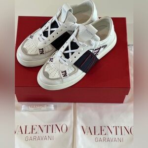 Valentino Garavani low top calfskin VL7N sneaker with bands. Size: 41 EU/ 8 US